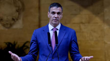 El presidente del Gobierno, Pedro Sánchez, atiende a la prensa tras un despacho de trabajo como es habitual cada verano, con el rey Felipe VI, este miércoles en el Palacio de la Almudaina