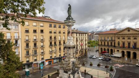 El Palacio de Navarra, sede del Gobierno foral, con el Monumento a los Fueros en primer término, en el Paseo de Sarasate.