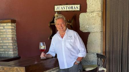 El empresario Juan Mari Idoate sujeta una copa en el hogar donde nació: la casa Juantomas de Marcaláin
