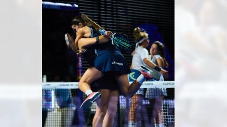 Martina Calvo y Claudia Fernández se abrazan tras vencer a Paula Josemaria y Bea González en la semifinal del Pretoria P1