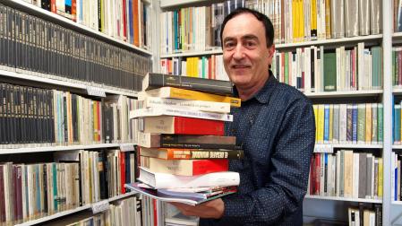 Salva Gutiérrez Alcántara, en la bien nutrida biblioteca de la sede de Bilaketa en Aoiz