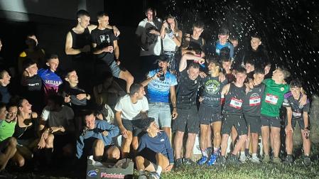 Los vencedores, festejando en el podio del Cross Nocturno en Bera