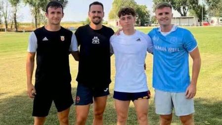 Víctor Muñoz, el domingo en el campo de fútbol de Mélida junto a sus preparadores personales