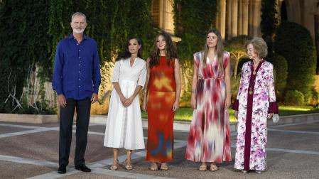 Fotos de los reyes Felipe y Letizia, la princesa Leonor, la infanta Sofía y la reina emérita Sofía durante la tradicional recepción celebrada este martes en el palacio de Marivent a los responsables institucionales y a representantes de la sociedad de Baleares