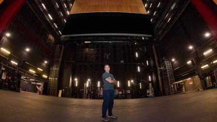 Eduardo Nanclares Berrio trabaja en Baluarte desde su inauguración. Encima de su cabeza, una cabeza de ciervo y una lanza capitanean la Sala Principal