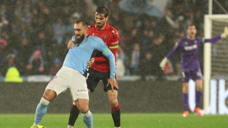 Catena y Borja Iglesias mantuvieron un buen duelo durante el partido. EFEVIGO (PONTEVEDRA), 06/02/2026.- El delantero del Celta Borja Iglesias (i) protege un balón ante Alejandro Catena, de Osasuna, durante el partido de LaLiga que Celta de Vigo y CA Osasuna disputan este viernes en el estadio de Balaídos. EFE/Salvador SasAlejandro Catena cubre la espalda de Borja Iglesias en el último partido de Osasuna en Vigo. EFE