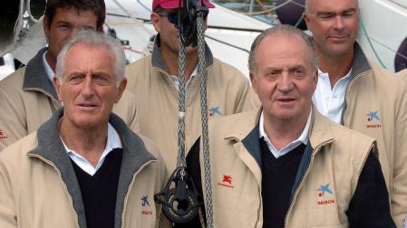 El rey Juan Carlos, acompañado del armador Josep Cusí a bordo del Bribón, en una fotografía de 2004