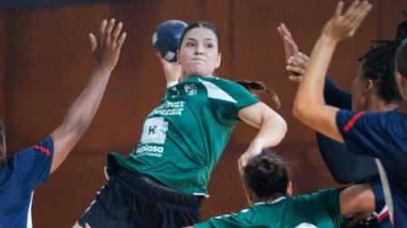Una de las jugadoras del Replasa Beti Onak durante la semifinal del Torneo Internacional de Egia, contra JDA Dijon.
