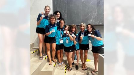 El equipo Mariburruntzi Sinkro Taldea con su plata de Equipo Libre en el Europeo máster.