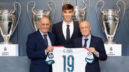 Carlos Espí durante su presentación con el Real Madrid, junto a Florentino Pérez