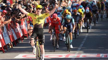 El ciclista británico James Matthew Brennan, del equipo Visma-Lease a Bike, cruzando la línea de meta para ganar la segunda etapa de la Vuelta