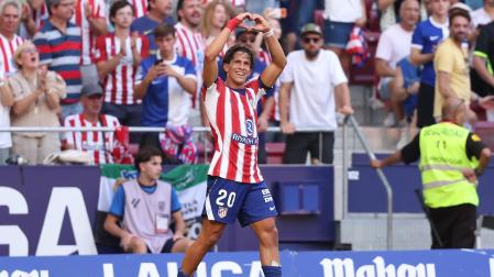 El delantero del Atlético Guiuliano Simeone celebrando tras marcar el segundo gol
