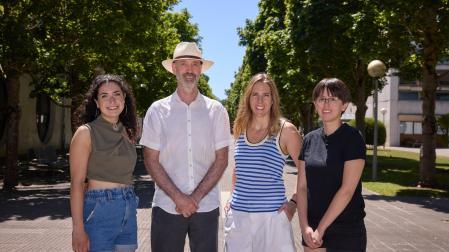 De izda a dcha: Elena esteban Rezusta, Mark Beyabach, Marta Beranuy Fargues y Sylver Yllans Lizarraga, en el campus de Arrosadía (Pamplona).