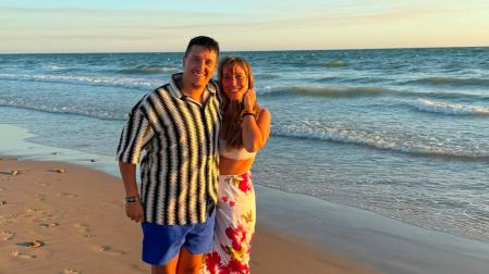 Aarón Ortiz García y Jaione Aizpurua Bengoechea sonríen en una playa de Chipiona