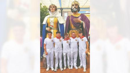 Íñigo Comas Castellón, segundo por la izda., y los nuevos gigantes