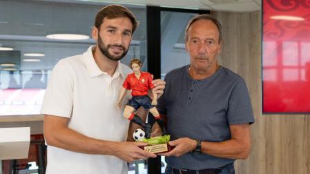 Jon Moncayola recibiendo el trofeo