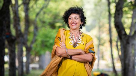 Soledad Franco Fernández, con collar y pendientes de una de las colecciones de joyas artesanas que diseña.