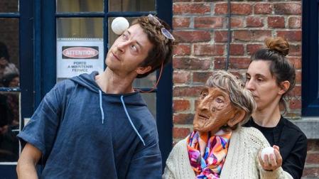'Claudette', un espectáculo de calle en la fachada del Teatro Gayarre