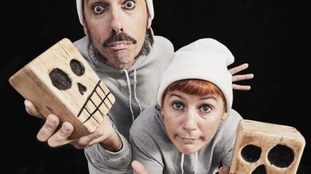 'Welcome & Sorry', teaetro y humor hoy en la fachada del Teatro Gayarre.