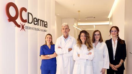 El equipo de QCDerma en Pamplona: Estíbaliz, Dr. Ignacio Querol, Dra. Elena Querol, Dra. Lucía Sánchez y Puri