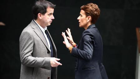 A: JOSE CARLOS CORDOVILLA *F: 25-04-2024 *P: MARIA CHIVITE Y MIKEL IRUJO *L: PAMPLONA *T: SESION DEL PLENO PARLAMENTO DE NAVARRA El consejero Mikel Irujo y la presidenta María Chivite hablan en el atrio del Parlamento.