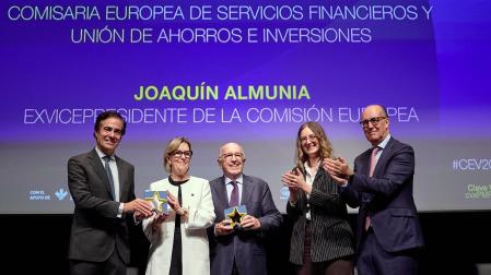 Fotos de la entrega del IV Premio Internacional Navarra Puerta de Europa en la jornada de clausura de los VIII Cursos Europeos de Verano