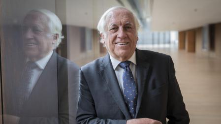 Carlos Espinosa de los Monteros fotografiado en Baluarte durante una visita a Pamplona en 2018 con motivo de un congreso