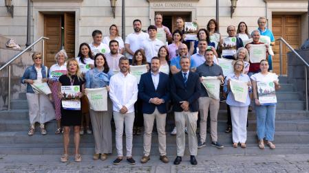 Presentación de la IX Marcha Contra el Cáncer en la Ribera, frente al Ayuntamiento de Tudela