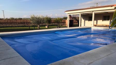 Piscina con cubierta flotante y tratamiento de invierno realizado