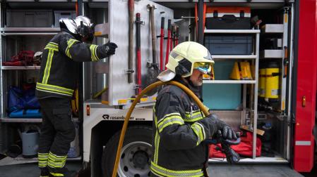 Bomberos de Navarra, junto a un camión