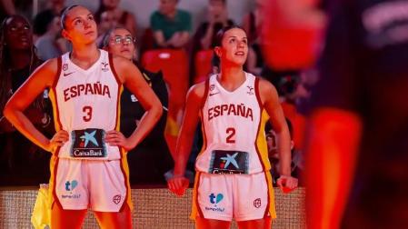 La navarra Irati Etxarri, izquierda, durante su estancia con la selección