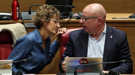 La presidenta María Chivite y el consejero de Educación, Carlos Gimeno, en el pleno que el 14 de mayo aprobó la ley que impidió al departamento eliminar los conciertos de 14 aulas