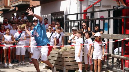 Iker Caizán, con su indumentaria de jugador de fútbol americano, ganó el premio al lanzamiento más original