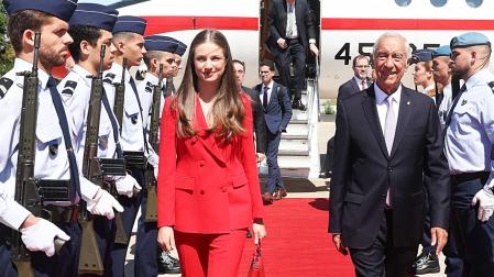 La princesa Leonor de Borbón y el presidente la República Portuguesa Marcelo Rebelo de Sousa, a su llegada al aeropuerto de Lisboa