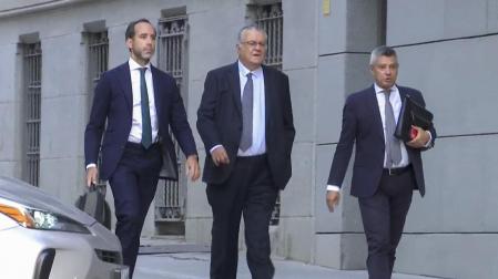 El presidente de la aerolínea Plus Ultra, Julio Martínez Sola, en el centro a su llegada a la Audiencia Nacional