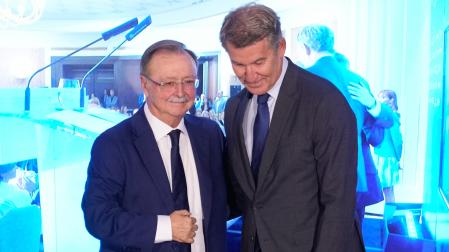 El presidente de Ceuta, Juan Jesús Vivas y el líder del PP, Alberto Núñez Feijóo, durante el foro Nueva Economía Fórum para hablar de la crisis migratoria en la ciudad autónoma, este lunes en Madrid