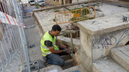 Imagen de las obras de reurbanización que se están realizando en la calle Manresa de Tudela