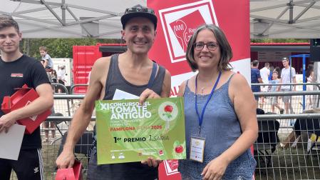 Gorka Olague, ganador, con Cristina Rodríguez de INTIA