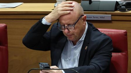 El consejero de Educación, Carlos Gimeno, durante un pleno del Parlamento de Navarra