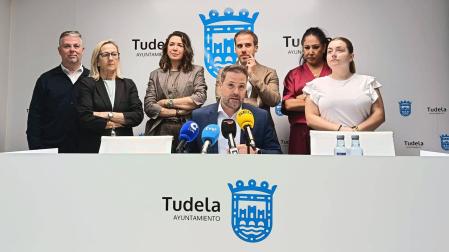 El alcalde de Tudela, Alejandro Toquero -sentado-, junto a varios ediles de su equipo de gobierno (de pie, de izquierda a derecha) Fernando Ferrer, Anichu Agüera, Reyes Carmona, Zeus Pérez, Verónica Gormedino, y Laura Casanova