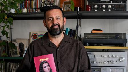 Luis Álvarez Borrero sostiene un ejemplar de 'Amaia, plano secuencia'