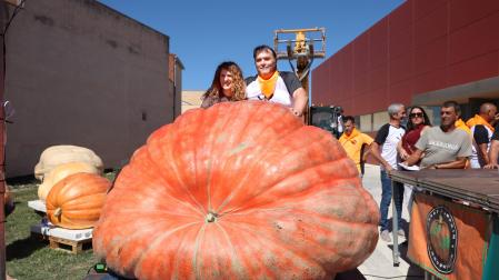 Rubén Mendi y su mujer Anabel Vicente, con la calabaza ganadora
