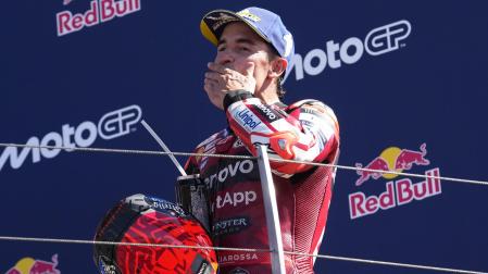 Marc Márquez celebra su victoria en el circuito Marco Simoncelli en Misano Adriatico