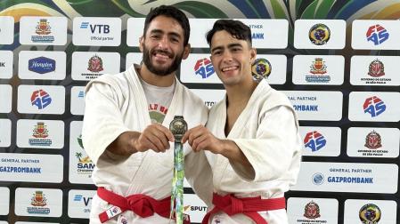 Los hermanos Ibai (izquierda) y Gorka (derecha) posan junto al oro conseguido por el hermano menor en el Mundial Absoluto de Sambo Playa celebrado en Brasl