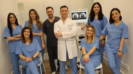 Javier Ayesa, responsable de Clínica Podológica Ayesa (centro), con su equipo de profesionales.