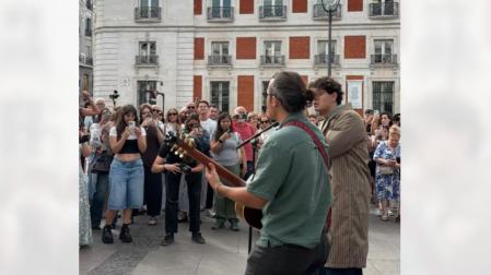 El cantante navarro Inazio ha ofrecido este jueves una actuación sorpresa en la Puerta del Sol con motivo de la Semana Europea de la Movilidad