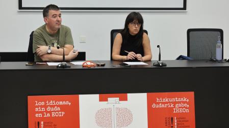 Santiago Leoné y Carol Sáez de Albéniz, vicedirector y directora del centro, respectivamente