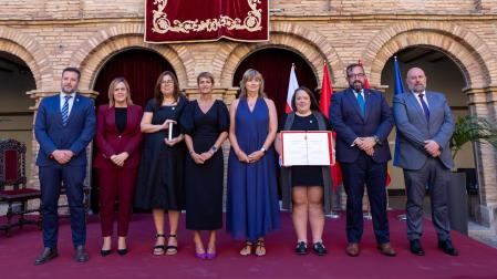 De izquierda a derecha: Alejandro Toquero, Alicia Echeverría (delegada Gobierno en Navarra), Claudia Poblete Hlaczik, María Chivite, Ana Ollo (consejera de Memoria y Convivencia), Adriana Metz-Romero, Javier Remírez (consejero de Presidencia e Igualdad), y José Luis Arasti (consejero de Economía y Hacienda).