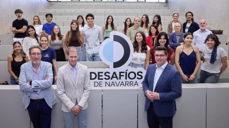 En primera fila: Fernando Hernández (subdirector de Transformación Digital de Diario de Navarra), Mikel Galar (catedrático de la UPNA) y Alejandro Néstor García (Profesor Titular de la UN). En tercera fila: Nacho Calvo (subdirector de Diario de Navarra), Mercedes Medina (catedrática de la UN), Miguel Ángel Riezu (director de Diario de Navarra) y Yulen Garmendia (responsable de Opinión de Diario de Navarra) junto a alumnos de segundo curso de Comunicación Audiovisual de la Universidad de Navarra.