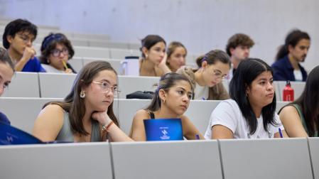 Alumnos de segundo de Comunicación Audiovisual en la Facultad de Comunicación de la Universidad de Navarra